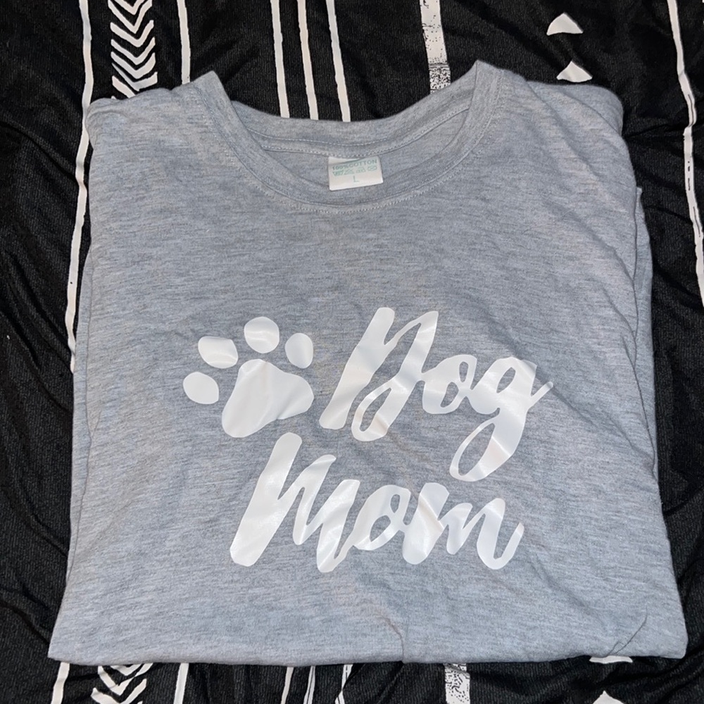 Dog mom graphic tee.